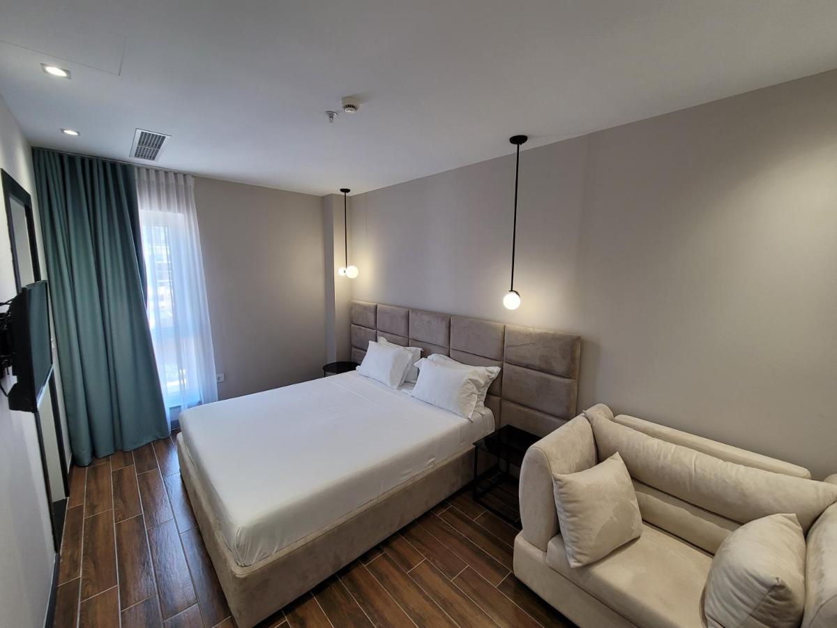 Delfin Kune Hotel Shëngjin